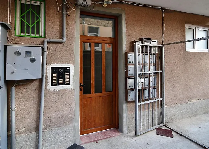 Budget 1br Flat Downtown *